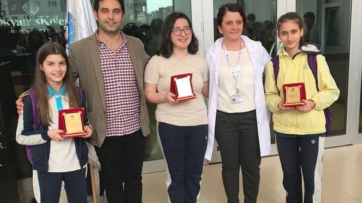 Eryaman Okyanus Koleji Ben'de Yazarım Plaketleri Verildi