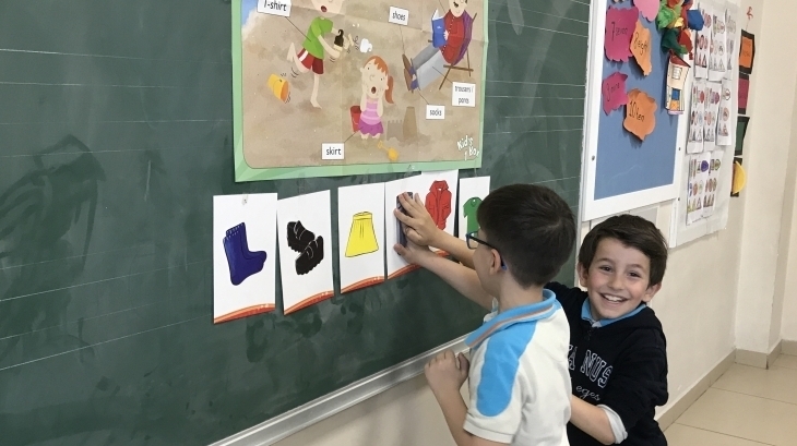 1. Sınıf Öğrencileri Main Course Dersinde Flashcardlarla Öğreniyor
