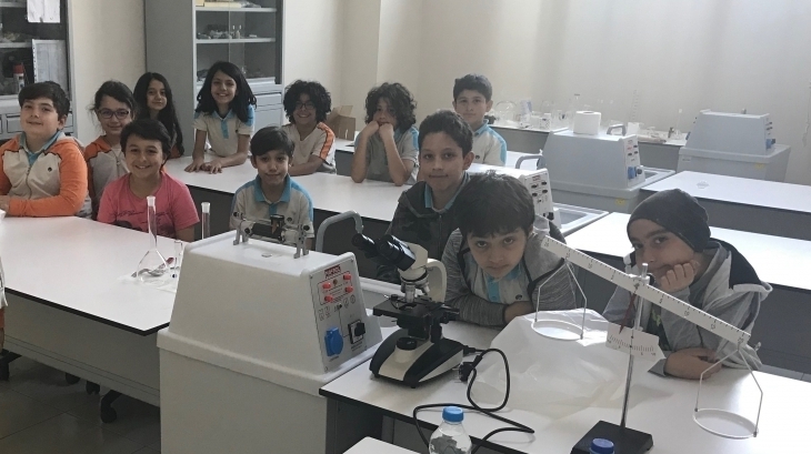 Eryaman Okyanus Koleji İlkokul Kademesi 4. Sınıfları Laboratuvarda