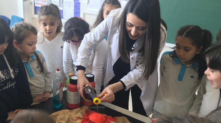 Eryaman Okyanus Koleji Öğrencileri “Yanardağ Patlaması” Deneyinde
