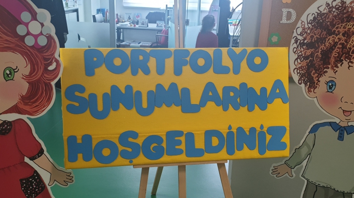 Eryaman Okyanus Koleji Okul Öncesi Kademesi Gökkuşağı Grubu Öğrencileri Portfolyo Sunumlarında