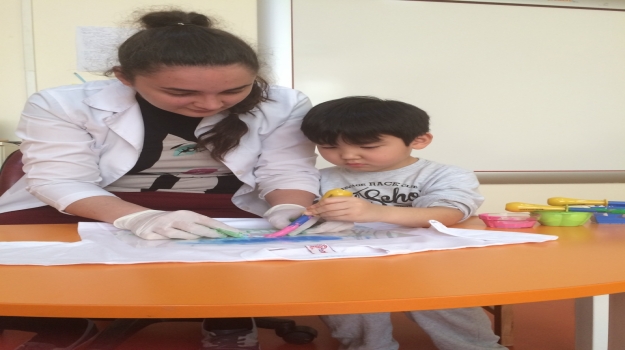 Güneşli Okul Öncesi Gökkuşağı Grubu 23 Nisan Ulusal Egemenlik Ve Çocuk Bayramı Hazırlıklarında T-Shirtlerini Boyuyor