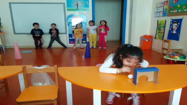 Güneşli Okul Öncesi Yunuslar Grubu Hedefe Top Atma Oyunu Oynuyor