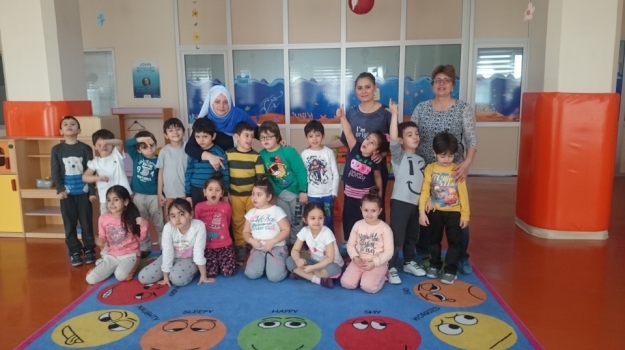 Güneşli Okyanus Koleji Gökkuşağı Grubu Aile Katılım Etkinliğinde Mutfak Etkinliği Yapıyor.