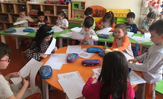 Güneşli Okyanus Koleji Okul Öncesi Gökkuşağı Grubu Fastrackids Dersinde Yeryüzü Bilimleri Konusunu Öğreniyor