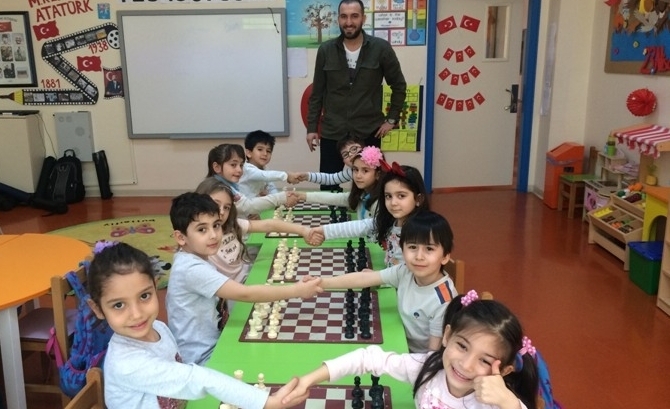 Güneşli Okyanus Koleji Okul Öncesi Gökkuşağı Grubu Satranç Dersinde