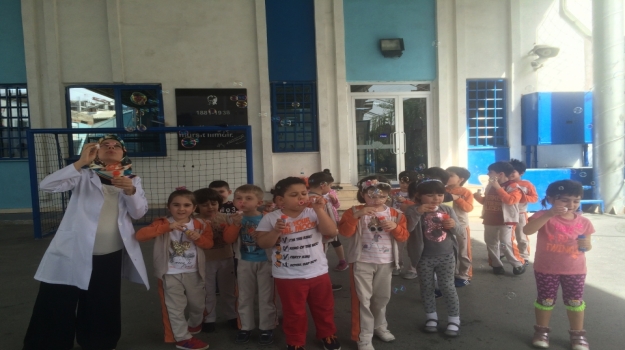 Güneşli Okyanus Koleji Okul Öncesi A Grubu Öğrencileri Baloncuk Partisi Yapıyor