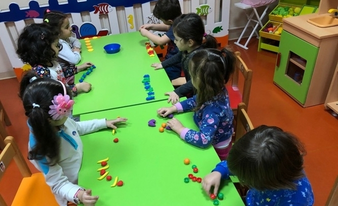 Güneşli Okyanus Koleji Okul Öncesi Çiçekler Grubu Örüntü Çalışması Yapıyor