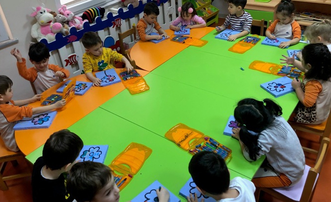 Güneşli Okyanus Koleji Okul Öncesi Çiçekler Grubu Sanat Etkinliğinde