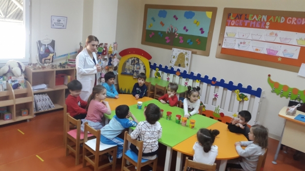 Güneşli Okyanus Koleji Okul Öncesi Çiçekler Grubu Yaz Meyvelerini Öğreniyor