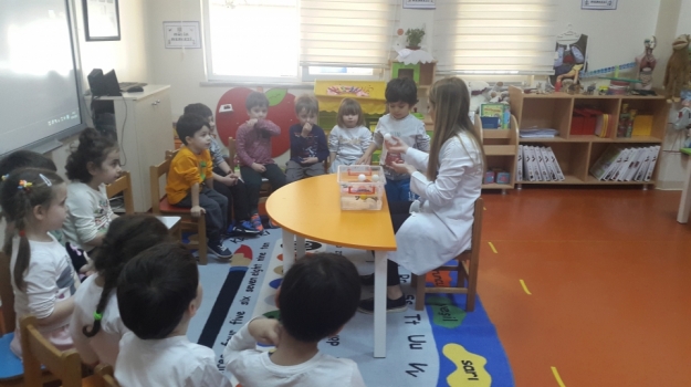 Güneşli Okyanus Koleji Okul Öncesi Çiçekler Grubu Yüzen-Batan Deneyi Yapıyor