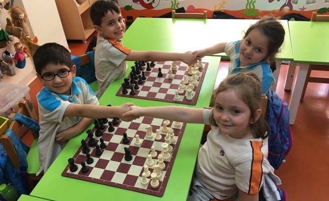 Güneşli Okyanus Koleji Okul Öncesi Gezegenler Grubu Satranç Dersinde