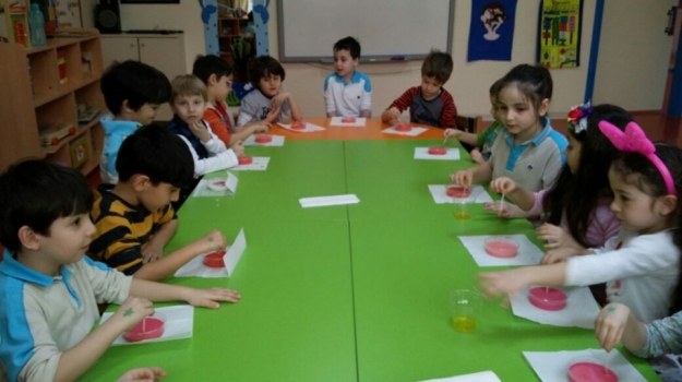 Güneşli Okyanus Koleji Okul Öncesi Gezegenler Grubu Deney Yapıyor