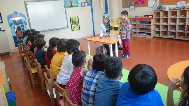 Güneşli Okyanus Koleji Okul Öncesi Gökkuşağı Grubu Toplama-Çıkarma Yapıyor