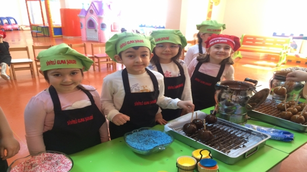 Okul Öncesi Grubu Sihirli Elma Şekeri Yapıyor
