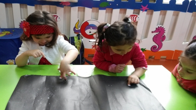Güneşli Okyanus Koleji Okul Öncesi Rüzgar Grubu Parmak İzi Deneyi Yapıyor