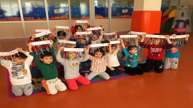 Güneşli Okyanus Koleji Okul Öncesi Yıldızlar Grubu Renkli Çubuklarla Öğreniyor