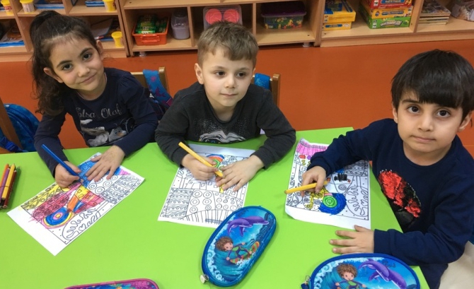 Güneşli Okyanus Koleji Okul Öncesi Yunuslar Grubu Sanat Etkinliği Dersinde