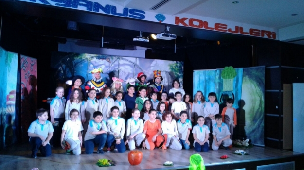 Güneşli Okyanus Sahnesinde "Alice Harikalar Diyarında" Oyunu
