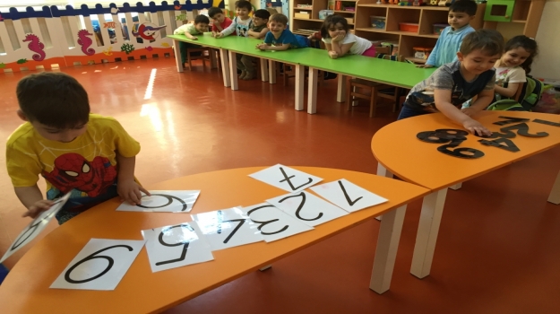 Güneşli Okyanus Koleji Yıldızlar Grubu Balon İle Oyun Oynuyor