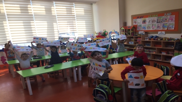 Güneşli Okyanus Koleji Yıldızlar Grubu Geometrik Şekillerle Sanat Etkinliği Yapıyor