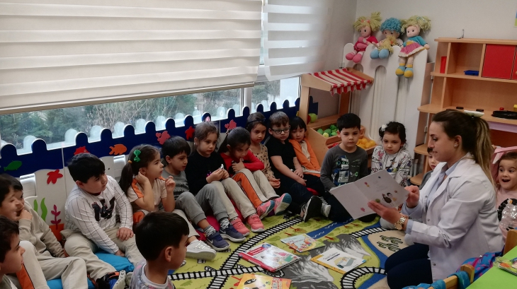 Halkalı Okul Öncesi Gökkuşağı Grubu Öğrencileri Kitap Günü Etkinliğinde.