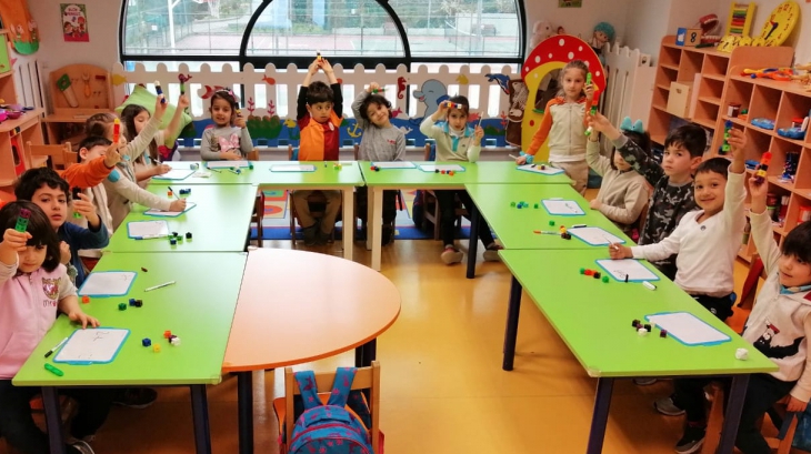 Halkalı Okul Öncesi Güneş Grubu Öğrencileri Matematik Dersinde.