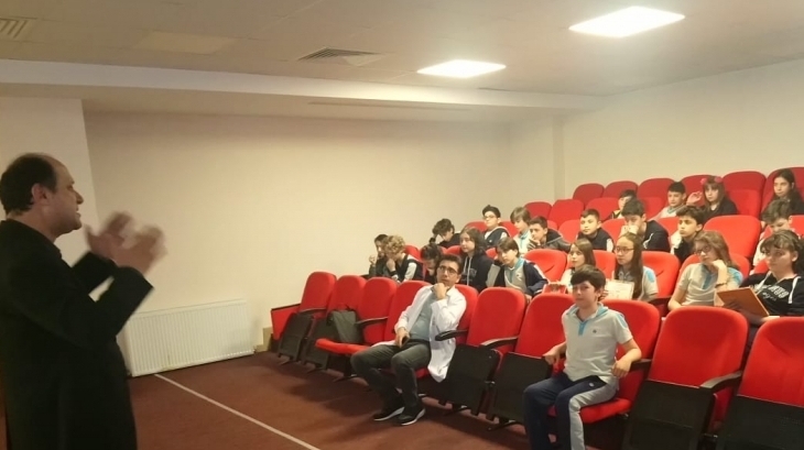 İncek Okyanus Ortaokulu Sosyal Bilgiler Zümresi Karikatürist Behzat TAŞ'ı Konuk Etti