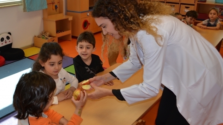 İnciler Sınıfı “Kararmayan Elmalar” Etkinliği Yapıyor