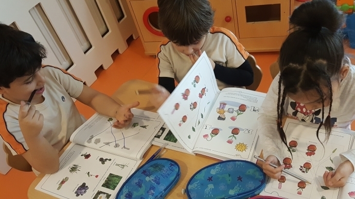 Kemerburgaz Okyanus Koleji Gökkuşağı Grubu Öğrencileri Okuma Yazmaya Hazırlık Dersinde