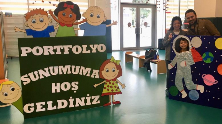 Mimarsinan Okyanus Koleji Okul Öncesi Gökkuşağı Ve Yıldızlar Grubu Portfolyo Sunumunda.