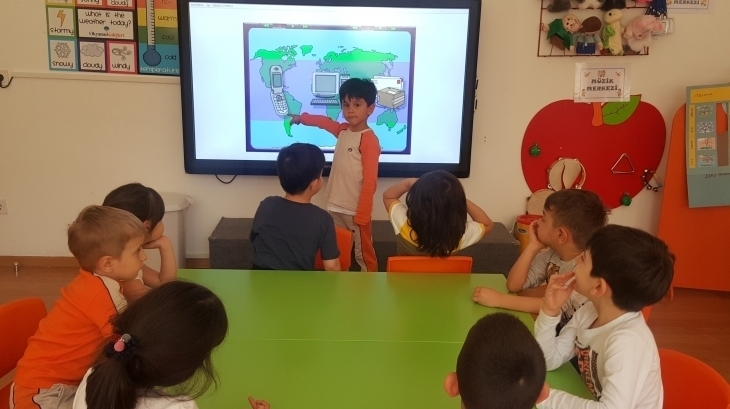 Okul Öncesi B Grubu Öğrencileri Fastrackids Dersinde İletişim Konusunu İşliyor