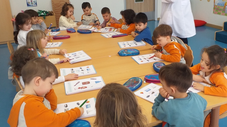 Okul Öncesi Çiçekler Sınıfı Okuma Yazma Dersinde Kitap Çalışması