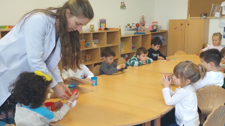 Okul Öncesi Çiçekler Sınıfı Oyun Dersinde Oyun Merkezlerinde Oyunlar Oynandı.