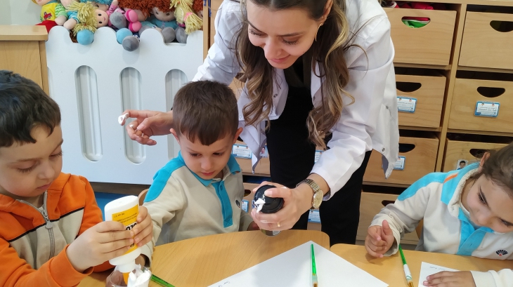 Okul Öncesi Deniz Yıldızı Grubu Öğrencileri Sanat Etkinliği Dersinde