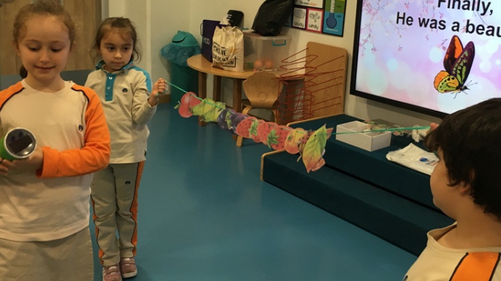 Okul Öncesi Yıldızlar ve Güneş Grubu Story Haftasında “The Very Hungry Caterpillar” Hikayesini İşliyor