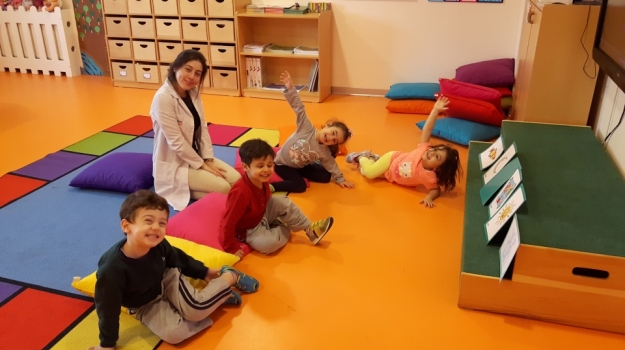 Okul Öncesi Çiçekler Grubu Bahçede İngilizce Matematik Oyun Etkinliğinde