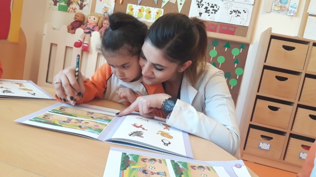 Okul Öncesi Çiçekler Sınıfı 23 Nisan İle İlgili Boyama Etkinliğinde