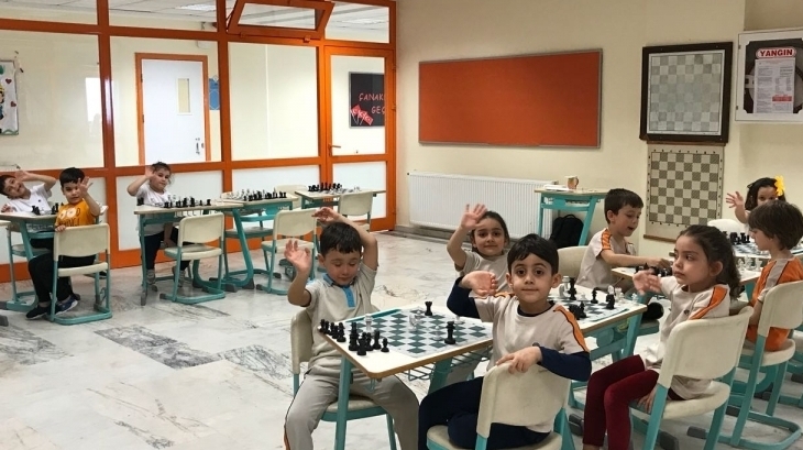 Sancaktepe Okyanus Koleji Okul Öncesi Gezegenler Grubu Öğrencileri Satranç Dersinde
