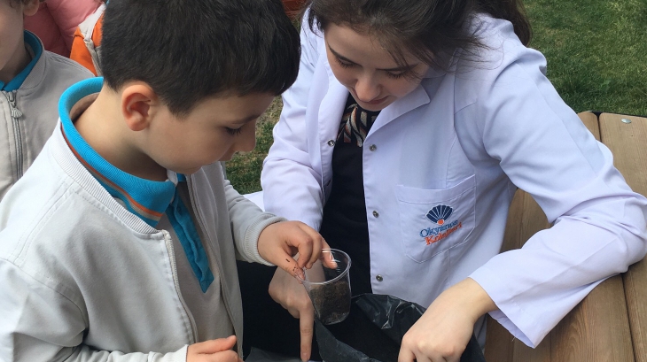 Yıldızlar ve Güneş Grubu İngilizce Bilingual Dersinde “Maisy Grows A Garden” Hikayesini Okuduktan Sonra Çim Tohumu Ekti