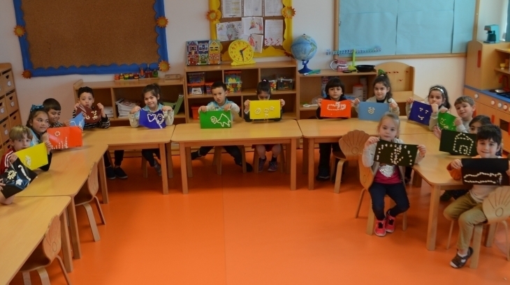Yıldızlar ve Güneş Sınıfı Kuru Fasülyeden Mozaik Çalışması Etkinliğinde