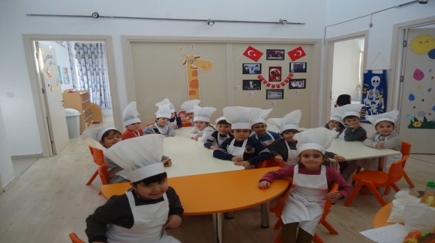 Adana Okyanus Koleji Anaokulu Öğrencileri  Yeni Yıl Kurabiyeleri Yaptı