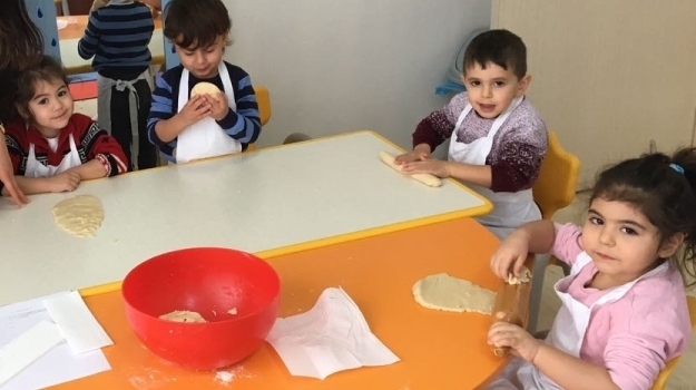Adana Okyanus Koleji Çiçekler Grubu Kurabiye Yapıyor