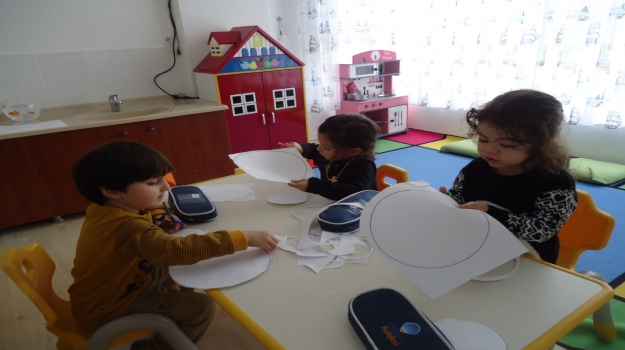 Adana Okyanus Koleji Çiçekler Grubu Sanat Etkinliği Dersinde
