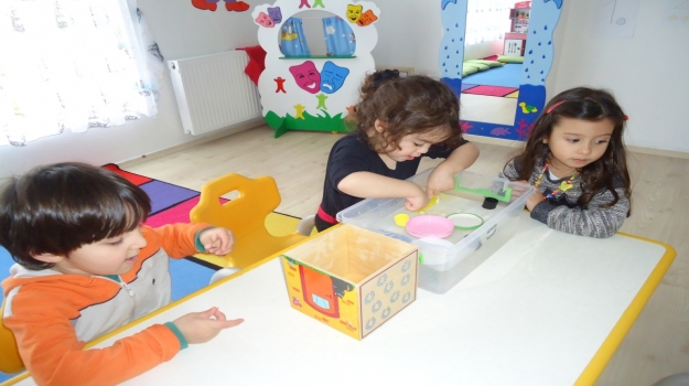 Adana Okyanus Koleji Çiçekler Grubu Yarışıyor