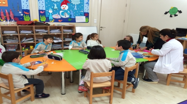 Adana Okyanus Koleji Okul Öncesi Küçük Yunuslar Sınıfı 'Birthday Card' larını Hazırladı