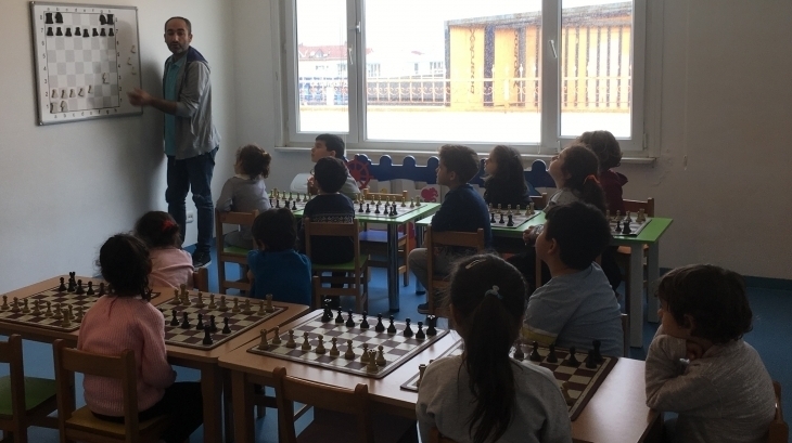 Ataşehir Okul Öncesi Yıldızlar Grubu Satranç Dersinde...