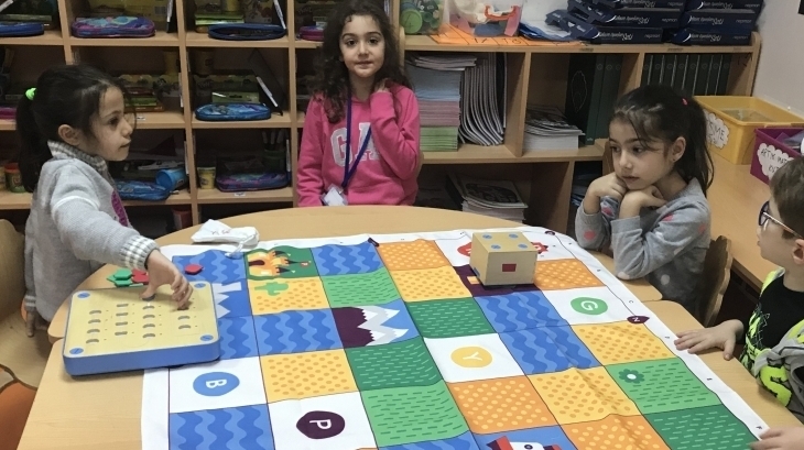 Avcılar Okul Öncesi Yıldızlar Grubu Cubetto/ Kodlama Dersinde