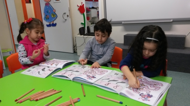 Bahçelievler Okul Öncesi Minik Balıklar Okuma –Yazma Dersinde