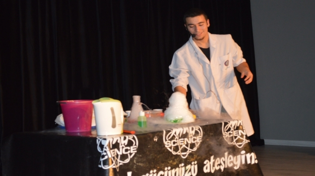 Bahçelievler Okyanus Kolejinde Mad Science Gösterisi